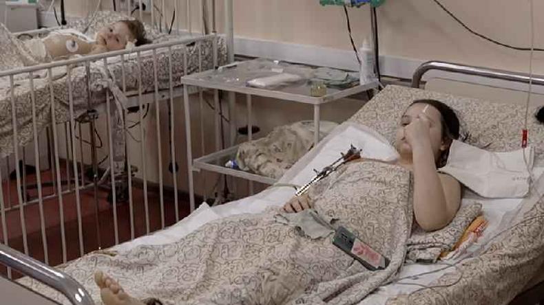 A jovem Masha está entre as centenas de civis feridos em bombardeios russos nas últimas três semanas(foto: BBC) Masha na cama de hospital