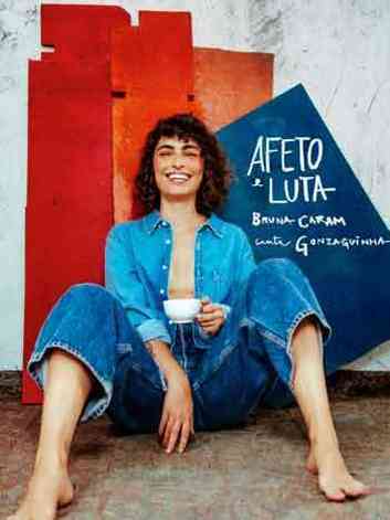 Cantora Bruna Caram est sentada no cho em frente a escultura vermelha na capa do disco Afeto e luta