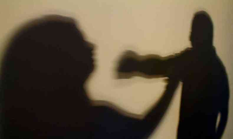 Simulao, em sombra, de um homem direcionando um soco no rosto de uma mulher