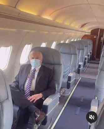 Temer postou foto nas redes sociais mostrando seu embarque no avio da FAB para se encontrar com Bolsonaro