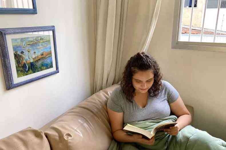 Jornalista Deborah Almeida é leitora voraz e destaca que sua mãe lia para ela antes mesmo de nascer(foto: Arquivo Pessoal)