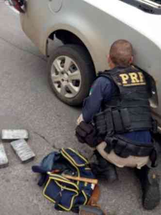 Droga estava escondia em compartimento oculto na caminhonete(foto: PRF/Divulgao)