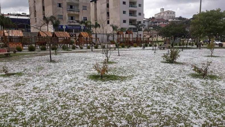 Vários pontos de Bom Repouso foram cobertos por gelo(foto: Redes Sociais/Reprodução) Praça com granizo