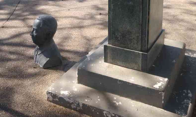 Na foto, busto da pea em bronze no cho, ao lado do pedestal