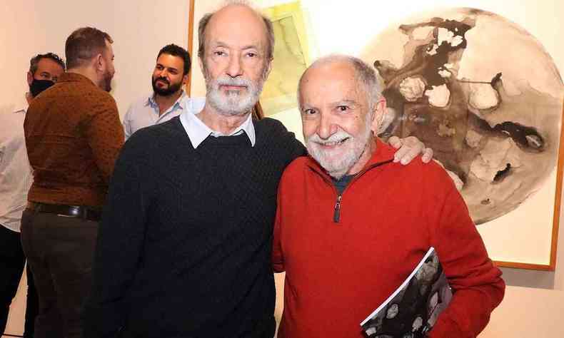 Os fotgrafos Jos Luiz Pederneiras e Miguel Aun, abraadps, na galeria do Palcio das Artes