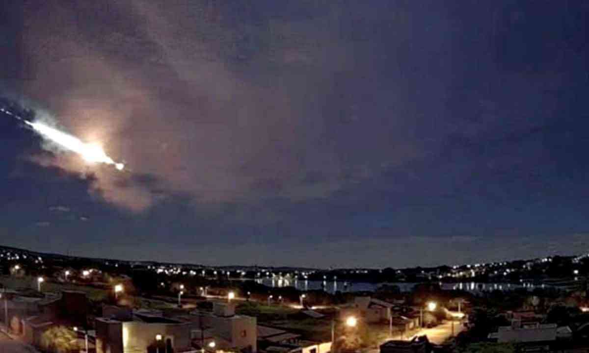 Meteoro explode no céu da região do Triângulo - Gerais - Estado de Minas