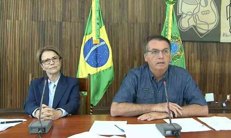 Bolsonaro ao lado de Tereza Cristina, ministra da Agricultura, Pecuria e Abastecimento(foto: Reproduo/YouTube ABCZ )