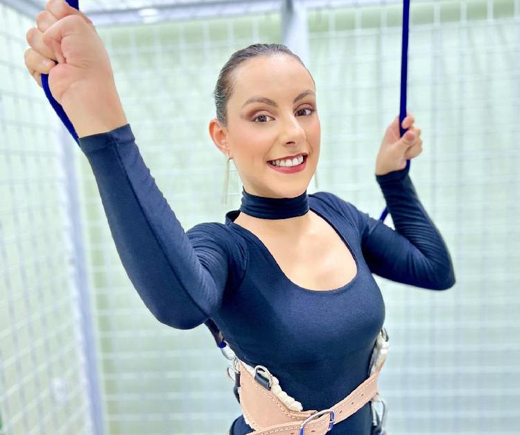 Isabella Savaget segura cordas