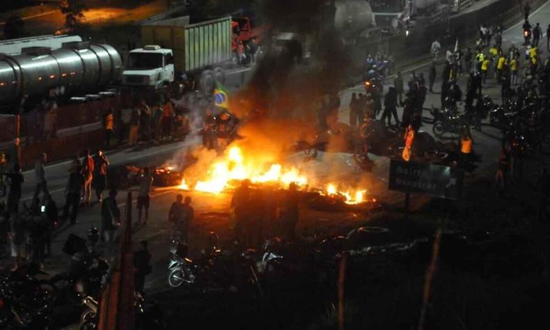 Manifestantes protestam contra o resultado das urnas neste domingo (30/10)(foto: foto: Ramon Lisboa) Bloqueio na BR-381 com pneus em chamas