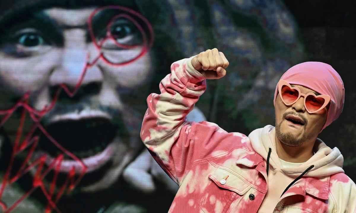 Rapper que viralizou ao satirizar nacionalistas chineses defende crítica