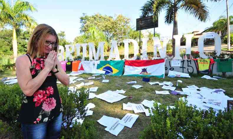 Maria Helena de Castro se concentra em preces diante do letreiro que virou memorial: pedido de conforto para as famlias(foto: Gladyston Rodrigues/EM/DA Press)