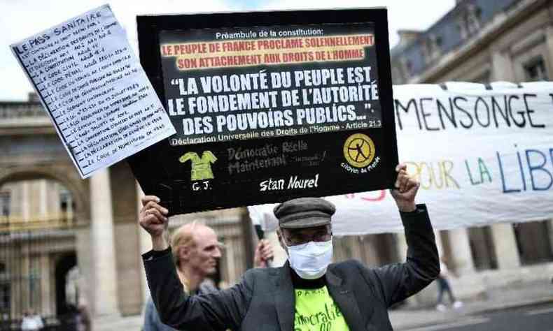 Franceses protestam contra a vacinao obrigatria de COVID-19 para determinados trabalhadores e o uso obrigatrio do carto de sade determinado pelo governo(foto: STEPHANE DE SAKUTIN/AFP)