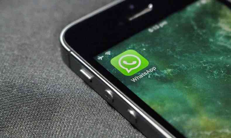 Aplicativo do WhatsApp em tela de celular