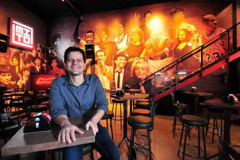 Felipe Aguiar e o painel de mitos do bar no Anchieta (foto: MARCOS VIEIRA/EM/D.A PRESS)