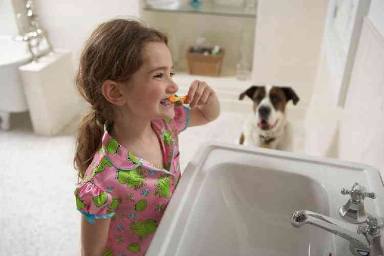 criana escovando os dentes