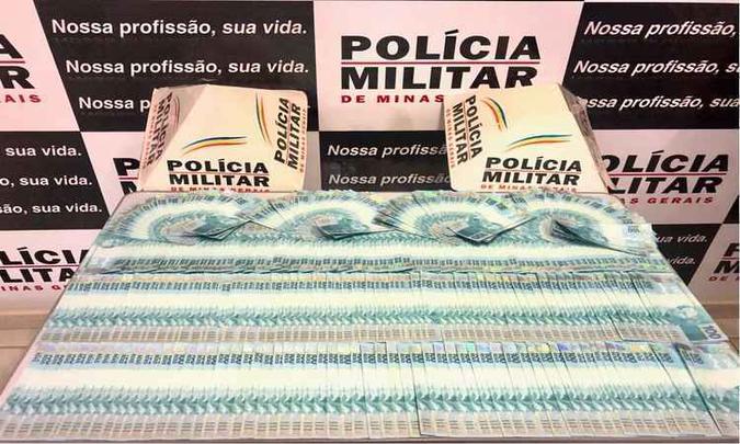 Dinheiro apreendido pertencia a Jair Loter de Oliveira, 36(foto: Divulgação/PMMG. ) Dinheiro apreendido pertencia a Jair Loter de Oliveira, 36(foto: Divulgação/PMMG. )