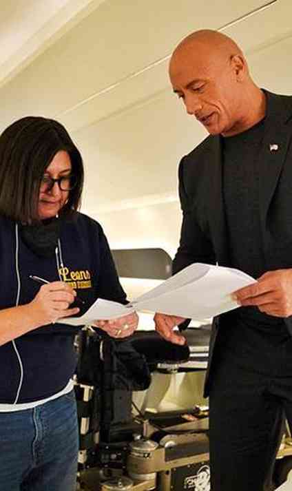 Apaixonado por pré-história, Dwayne Johnson tem crânio de tiranossauro em  casa