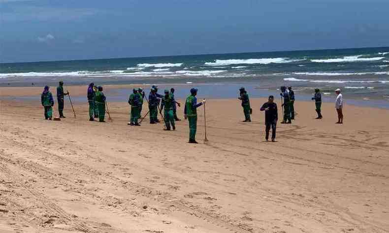 Equipes participam de limpeza em praia do litoral da Bahia: destinos do Nordeste e agora tambm do Esprito Santo sofrem efeitos da contaminao(foto: SECOM/Salvador- 1/11/19)