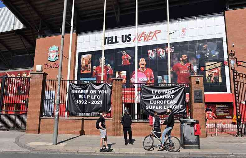 Torcedores de times europeus chegaram a protestar contra os prprios clubes, como o Liverpool, que aderiram  proposta de 'independncia'(foto: PAUL ELLIS/AFP)