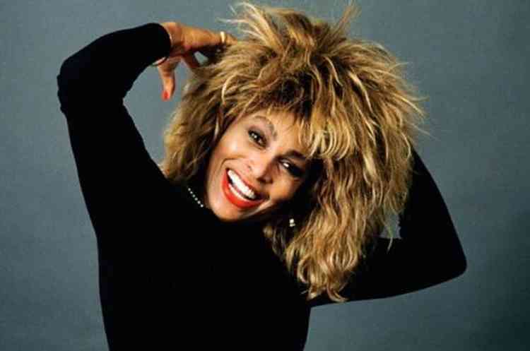 Tina Turner com a mo atrs da cabea