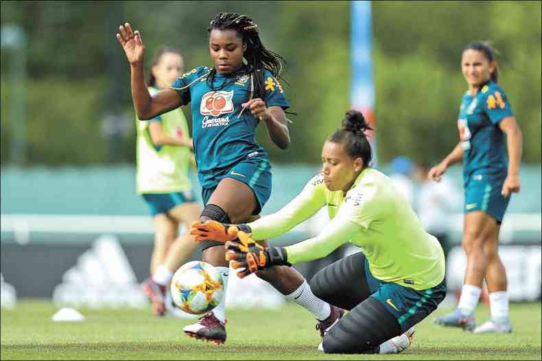 O Brasil fez seu segundo treino em Grenoble, onde estrear amanh, contra a Jamaica. Em Paris, com o estdio lotado, a Frana no teve problemas para golear a Coreia do Sul(foto: CBF/Divulgao)