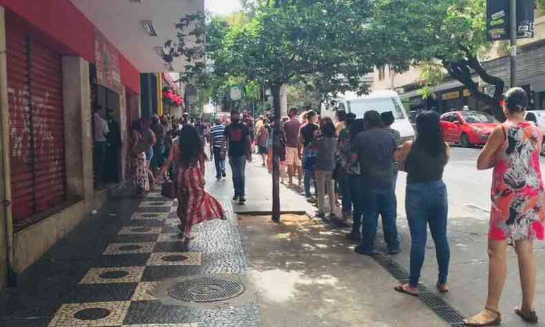 Entrada das Lojas Americanas, na Rua Tamoios, teve fila na manh deste sbado.(foto: Edsio Ferreira/EM/D.A Press)