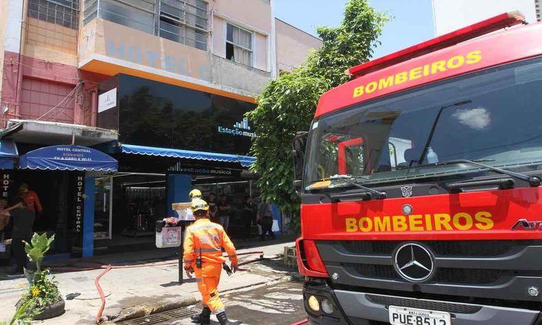 Bombeiros na rua, com caminho da corporao