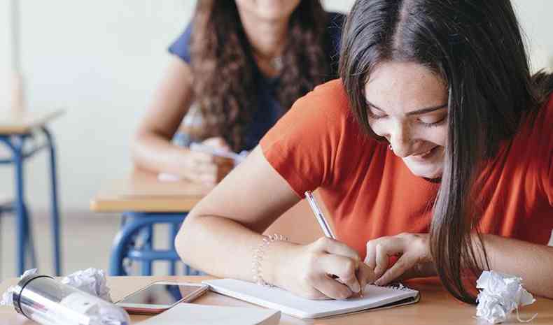 No vestibular seriado a prova  aplicada no fim de cada ano do ensino mdio