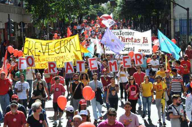 Dezenas de manifestantes saram em passeata pelas ruas do Centro de Belo Horizonte (foto: Jair Amaral/EM/D.A.Press)