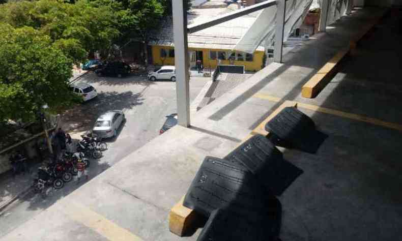 Veculo despencou de altura de aproximadamente 10 metros(foto: Corpo de Bombeiros de Pernambuco/Divulgao)