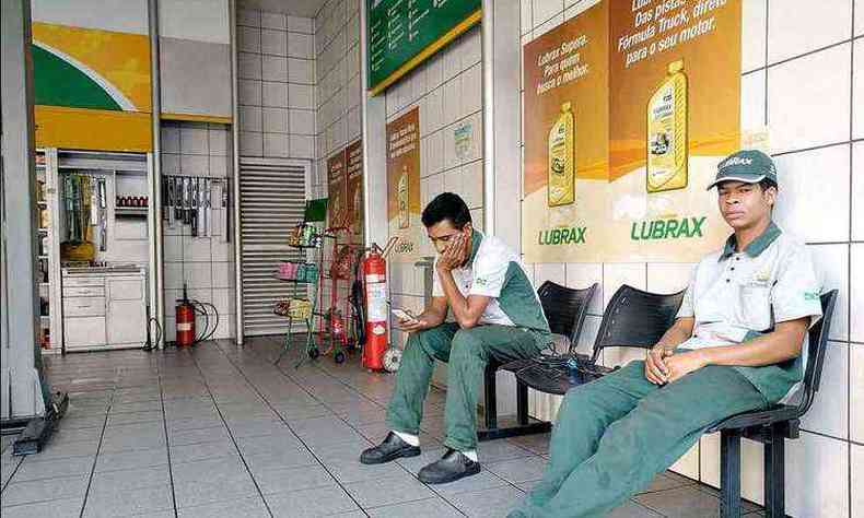 Sem ter o que fazer, frentistas s aguardavam o tempo da jornada de trabalho (foto: Renan Damasceno/EM/D.A Press)