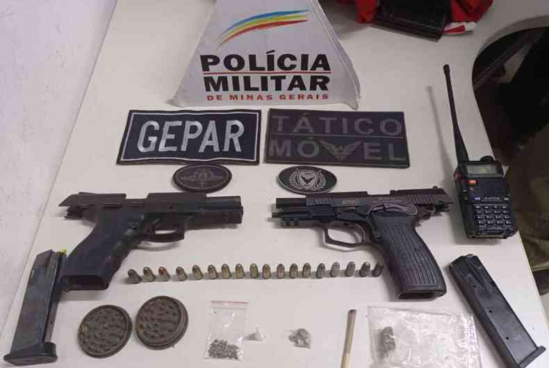 Com a dupla presa foram apreendidas duas pistolas semiautomticas, alm de drogas e um rdio comunicador(foto: Polcia Militar de Minas Gerais/Divulgao)