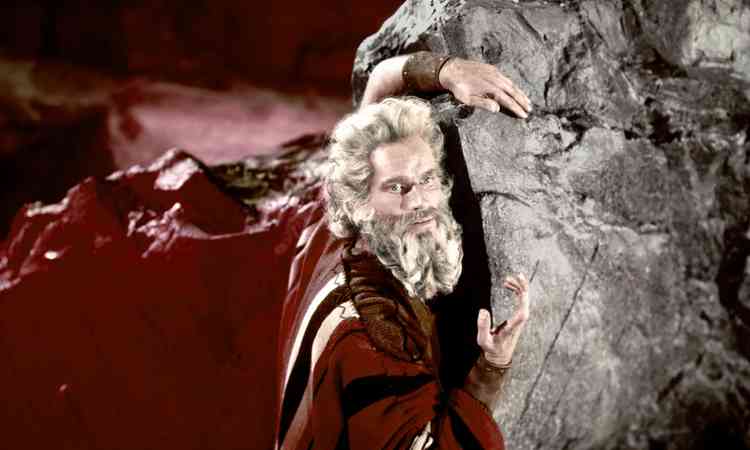 Charlton Heston como Moisés em %u201COs dez mandamentos%u201D