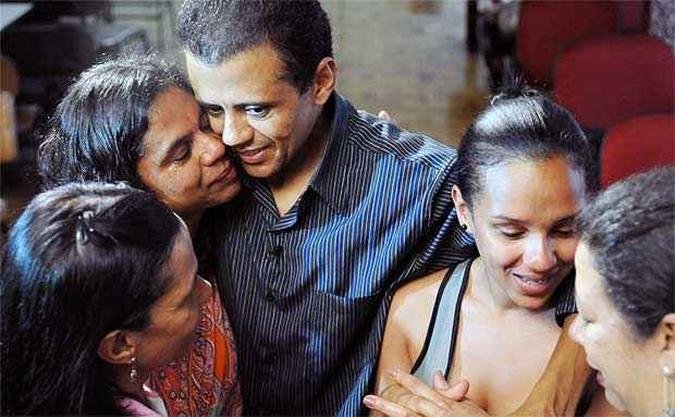 Emocionado, Valdinei Pinto Leite n�o se desgrudou da m�e e das irm�s(foto: Jackson Romanelli/EM/D.A.Press)