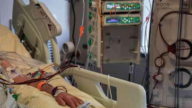 Paciente internado na UTI do hospital Albert Einstein, em So Paulo(foto: Nelson Almeida/AFP via Getty Images)