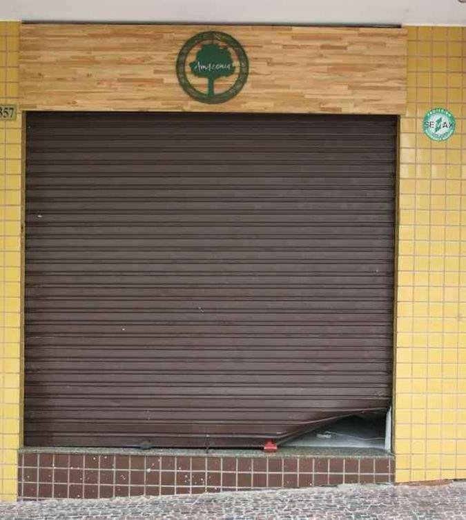 Porta arrombada na loja de roupas. Tudo indica que nada foi roubado(foto: Ed�sio Ferreira/EM DA Press)