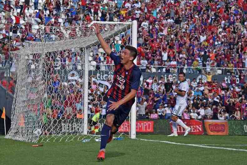 Aos 14 anos, Fernando Avelar fez um gol para o Cerro Porteo-PAR contra o Olimpia-PAR(foto: Divulgao/Cerro Porteo)