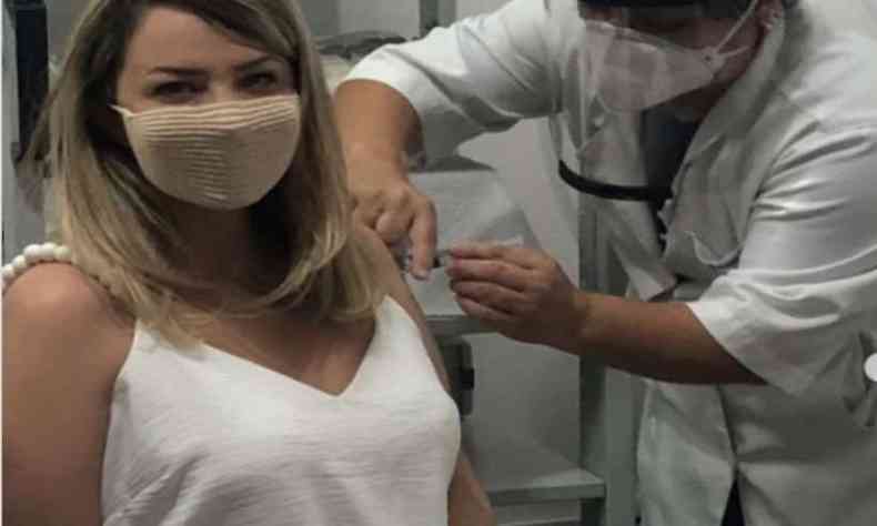 Mdica dermatologista Renata Duarte postou foto do momento em que recebeu a vacina(foto: Reproduo/redes sociais)