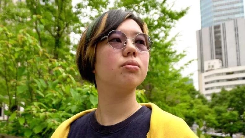 Megumi Okano espera mudanças na legislação no Japão(foto: BBC NEWS / TESSA WONG) Megumi Okano olhando para o horizonte na rua com algumas árvores ao fundo