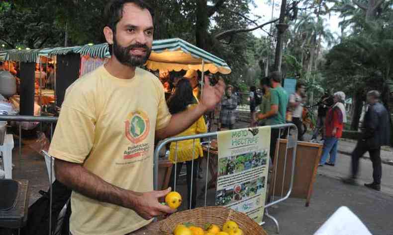 O produtor Rmulo Arruda participa do encontro e oferece laranjas para degustao(foto: Marcos Vieira/EM/D.A.Press)