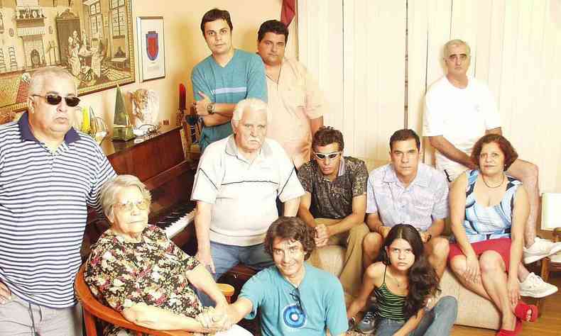Foto de 2002 mostra dona Maricota e Salomo Borges com integrantes da famlia, na sala de sua casa em Santa Tereza