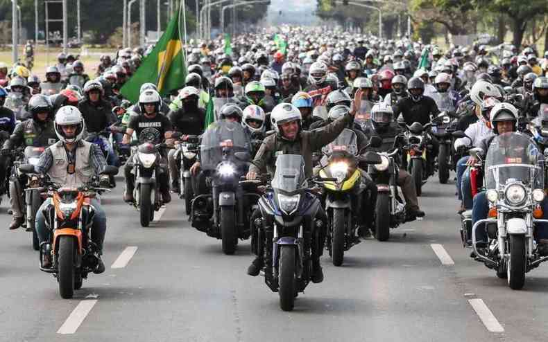 Bolsonaro participa de motociata 