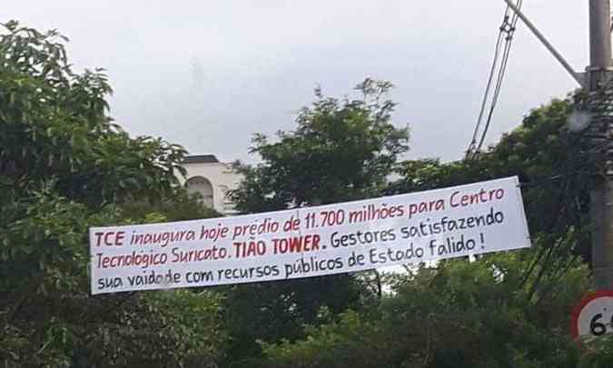 Os manifestantes apelidaram o prdio de Tio Tower, em referncia ao presidente do TCE(foto: Vem pra rua / Divulgao)