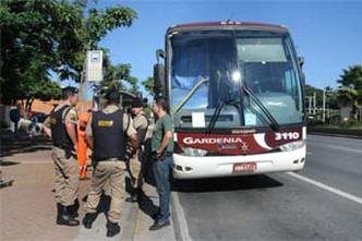 Motorista parou o �nibus na frente do Socor para pedir ajuda(foto: BETO NOVAES/ E.M / D.A PRESS)