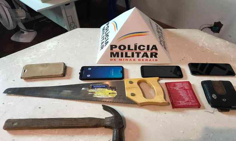 Os invasores tinham em seu poder um serrote, um martelo e quatro celulares(foto: Divulgao/PMMG)