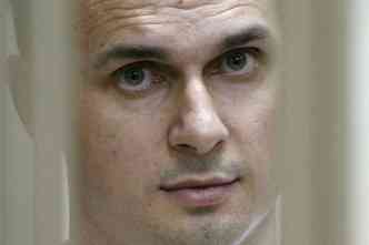 close no rosto de Oleg Sentsov atrás das grades, durante julgamento na Rússia