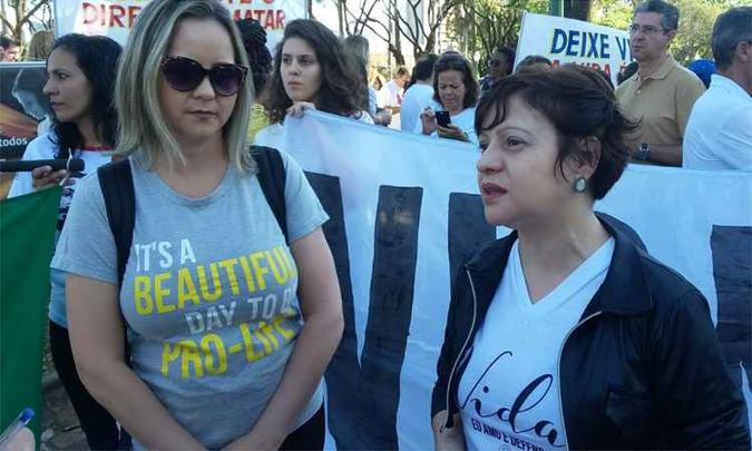 Gláuciane Teixeira (esq), de 36 anos, uma das organizadoras da passeata(foto: Jair Amaral/EM/DA Press) Gláuciane Teixeira (esq), de 36 anos, uma das organizadoras da passeata(foto: Jair Amaral/EM/DA Press)