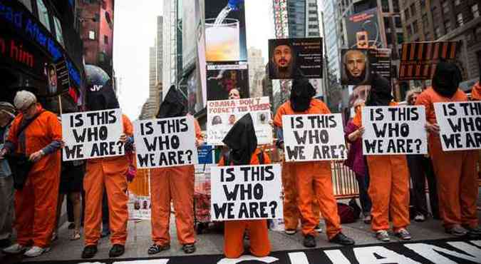 Manifestantes fazem ato contra a priso de Guantnamo na Times Square, principal ponto de Manhattan(foto: Andrew Burton/Getty Images/AFP )