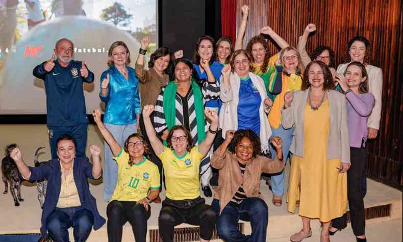Lula e ministras veem jogo da Copa