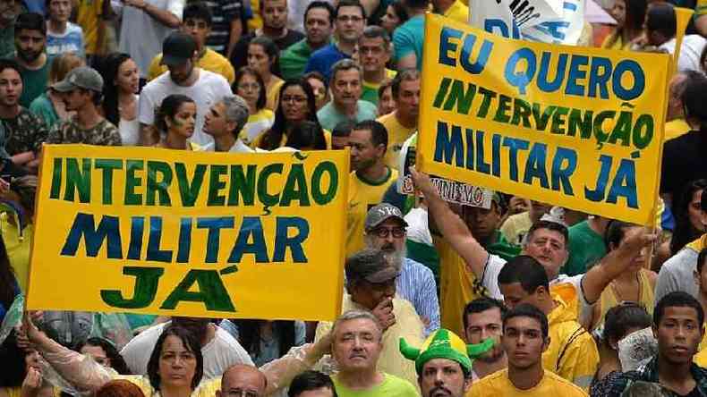 Manifestantes com cartazes pedindo 'Intervenção militar já'. Av. Paulista, 15 de março de 2015.